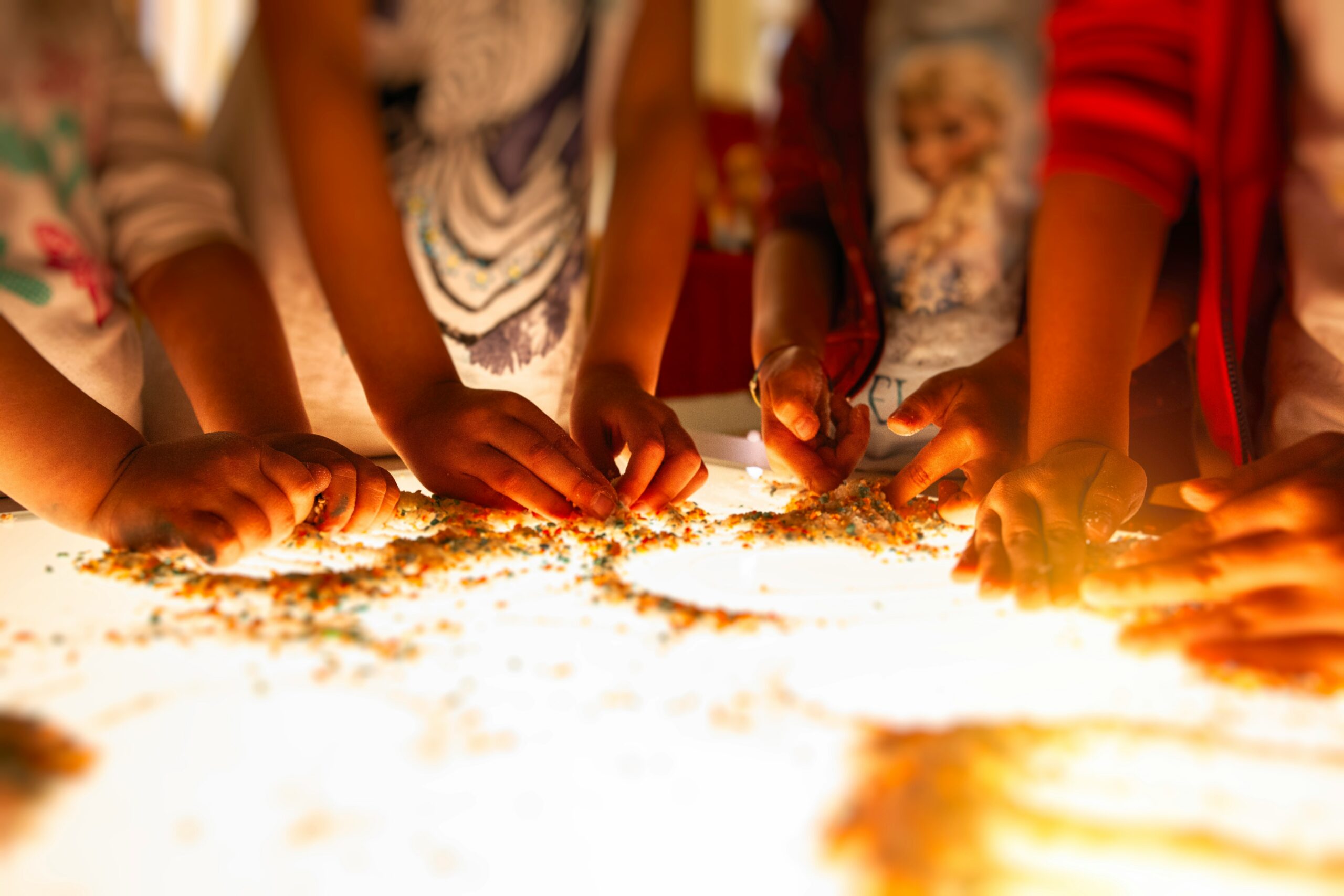 Leuchttisch für Kinder mit transparenten Bausteinen und farbigen Materialien