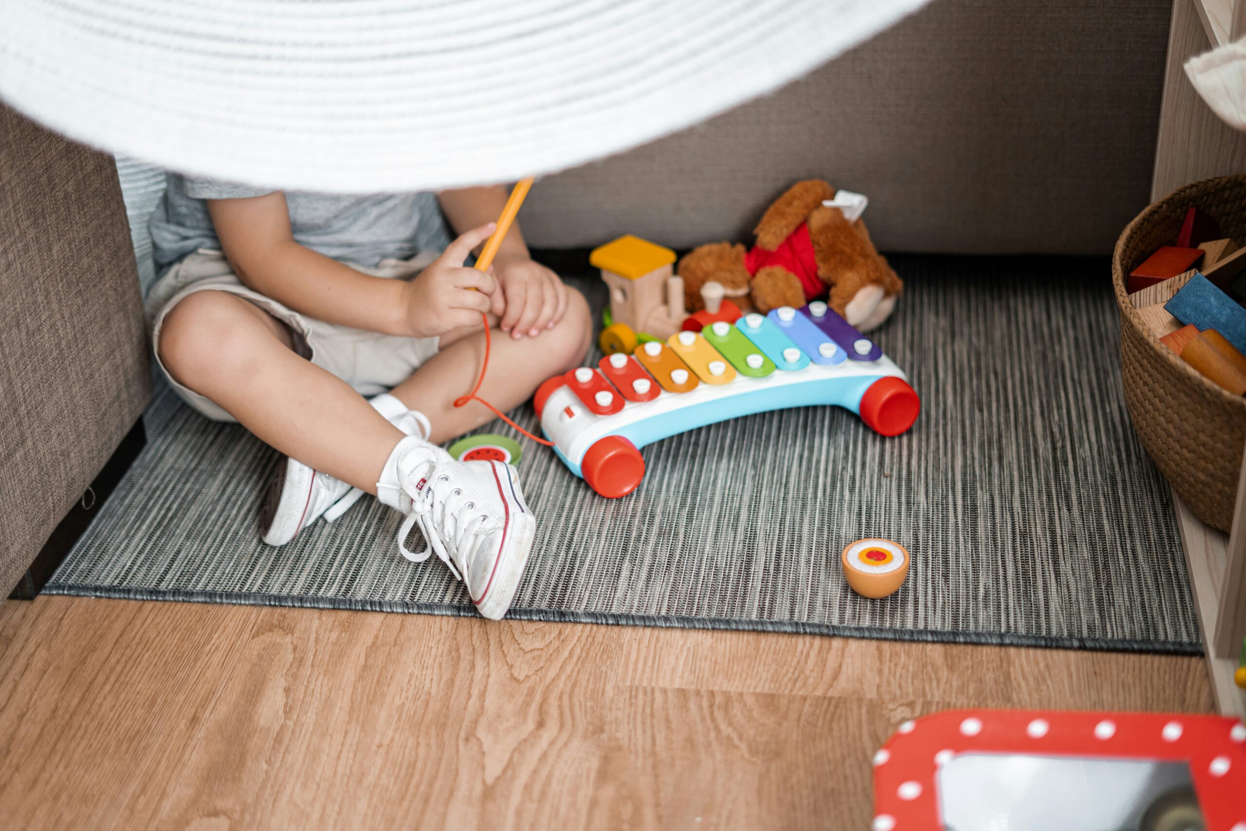 reizarme umgebung — Schönes Kinderzimmer mit reizarmer Gestaltung und natürlichen Materialien