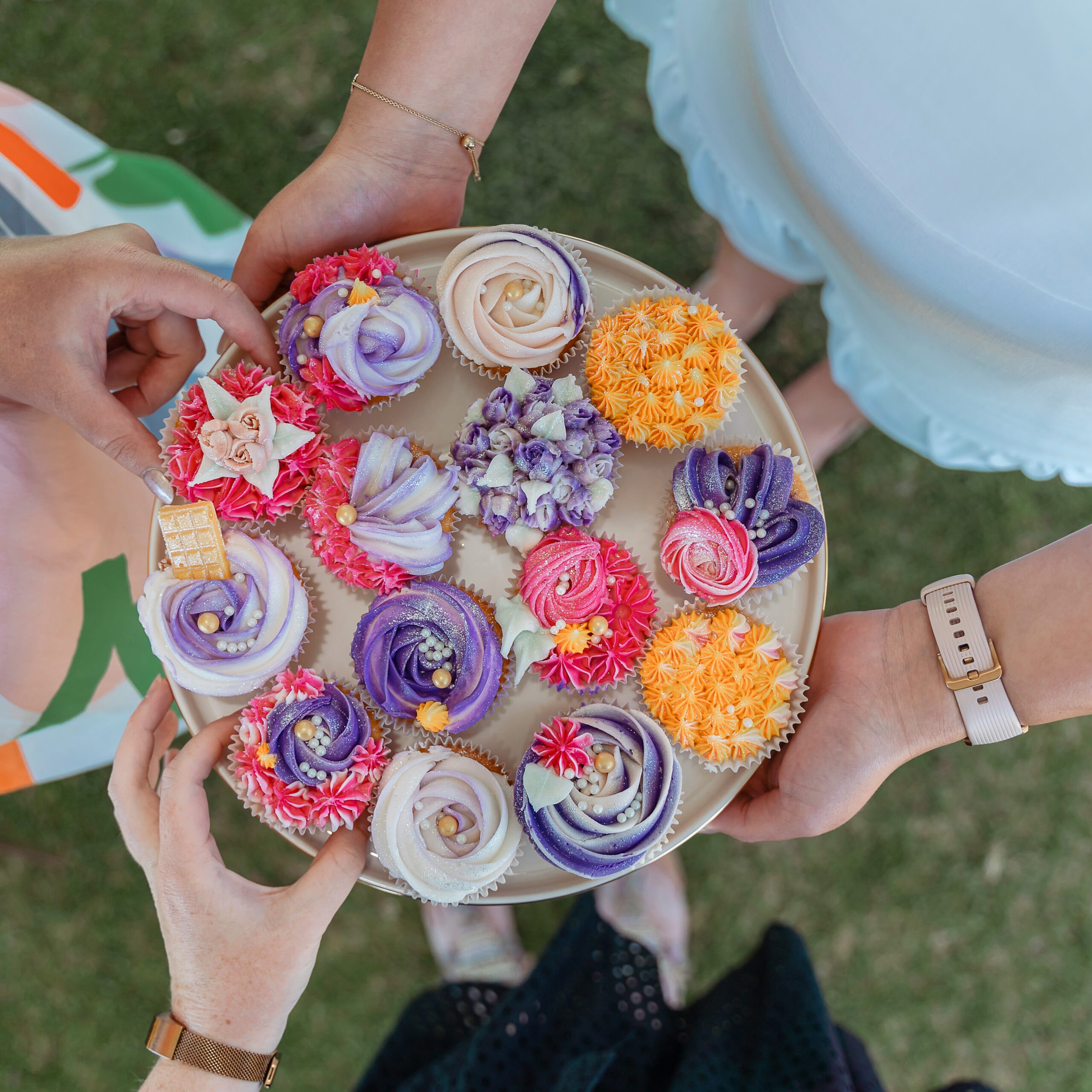 Eine Snackplatte mit bunt verzierten Muffins