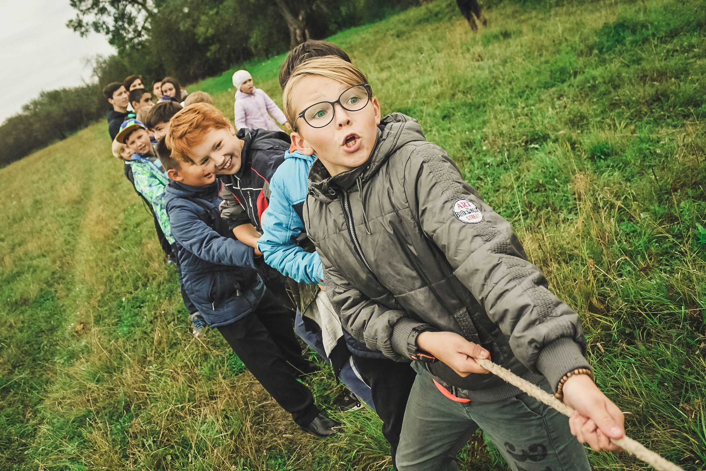 Kinder bei einer gemeinsamen Gruppenaktivität im Freien