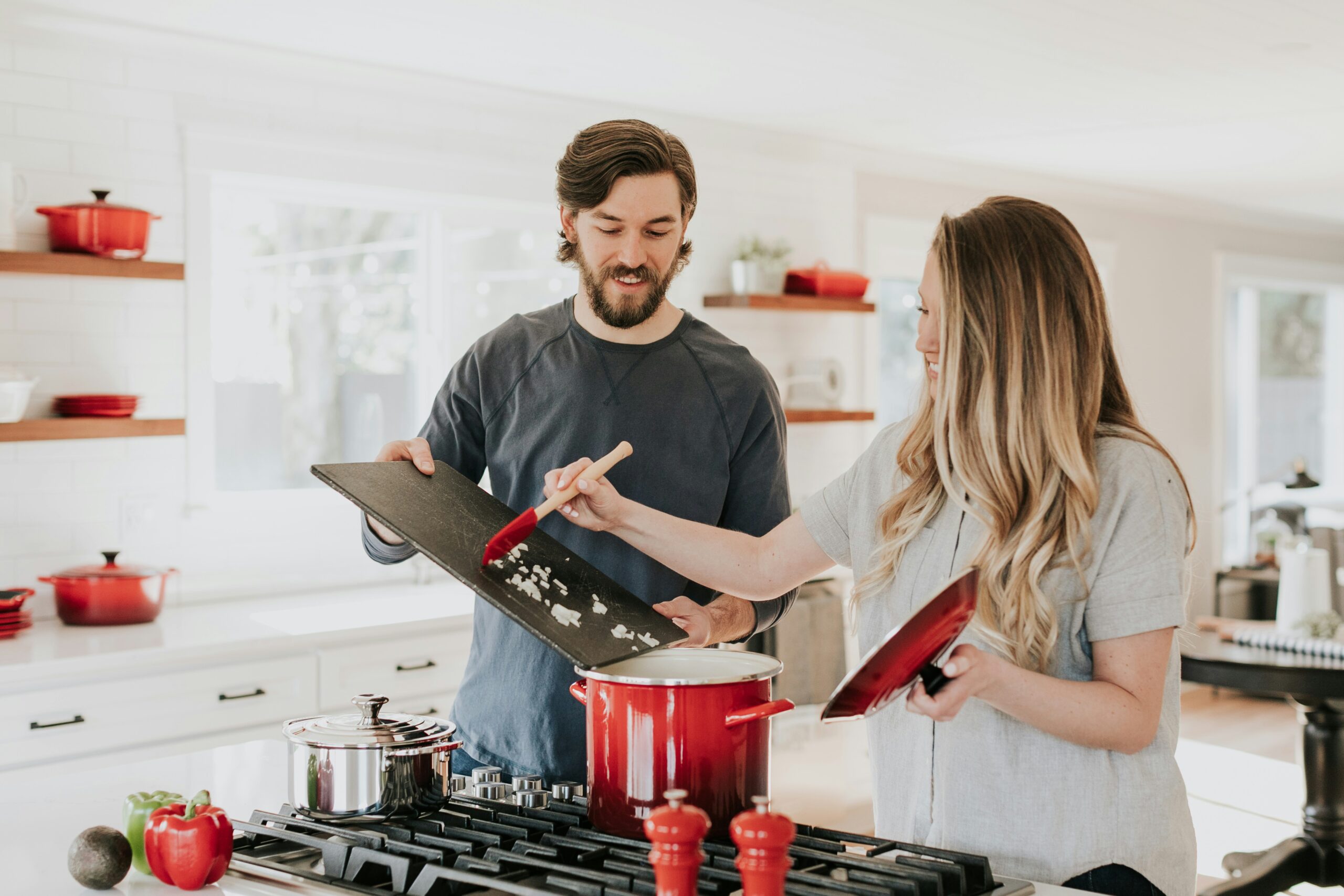 Paar beim gemeinsamen Kochen in der Küche