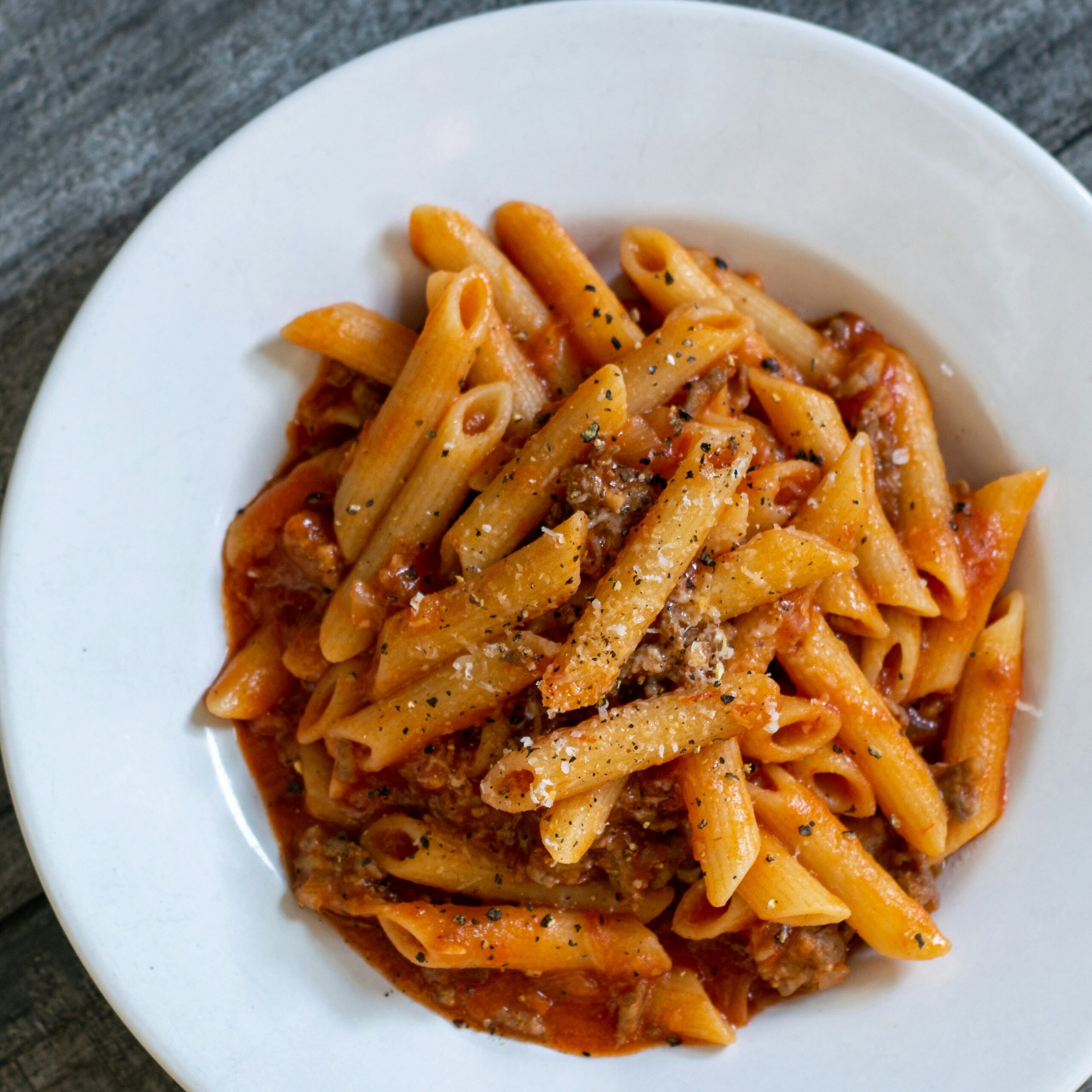 Penne mit Tomatensoße als einfaches schnelles Abendessen für die Familie