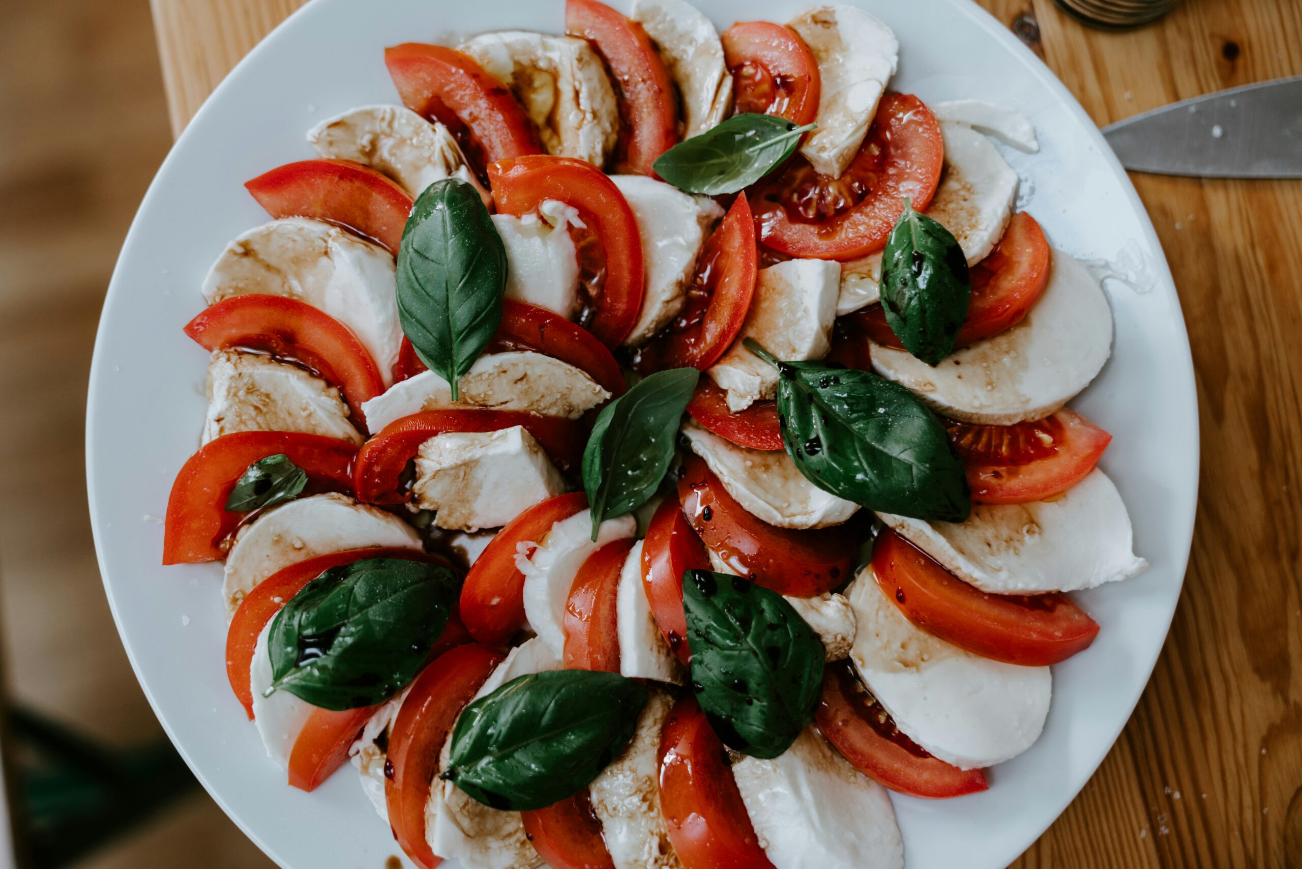 Abendessen für heiße Tage — bunter Nudelsalat mit Tomaten und Mozzarella serviert