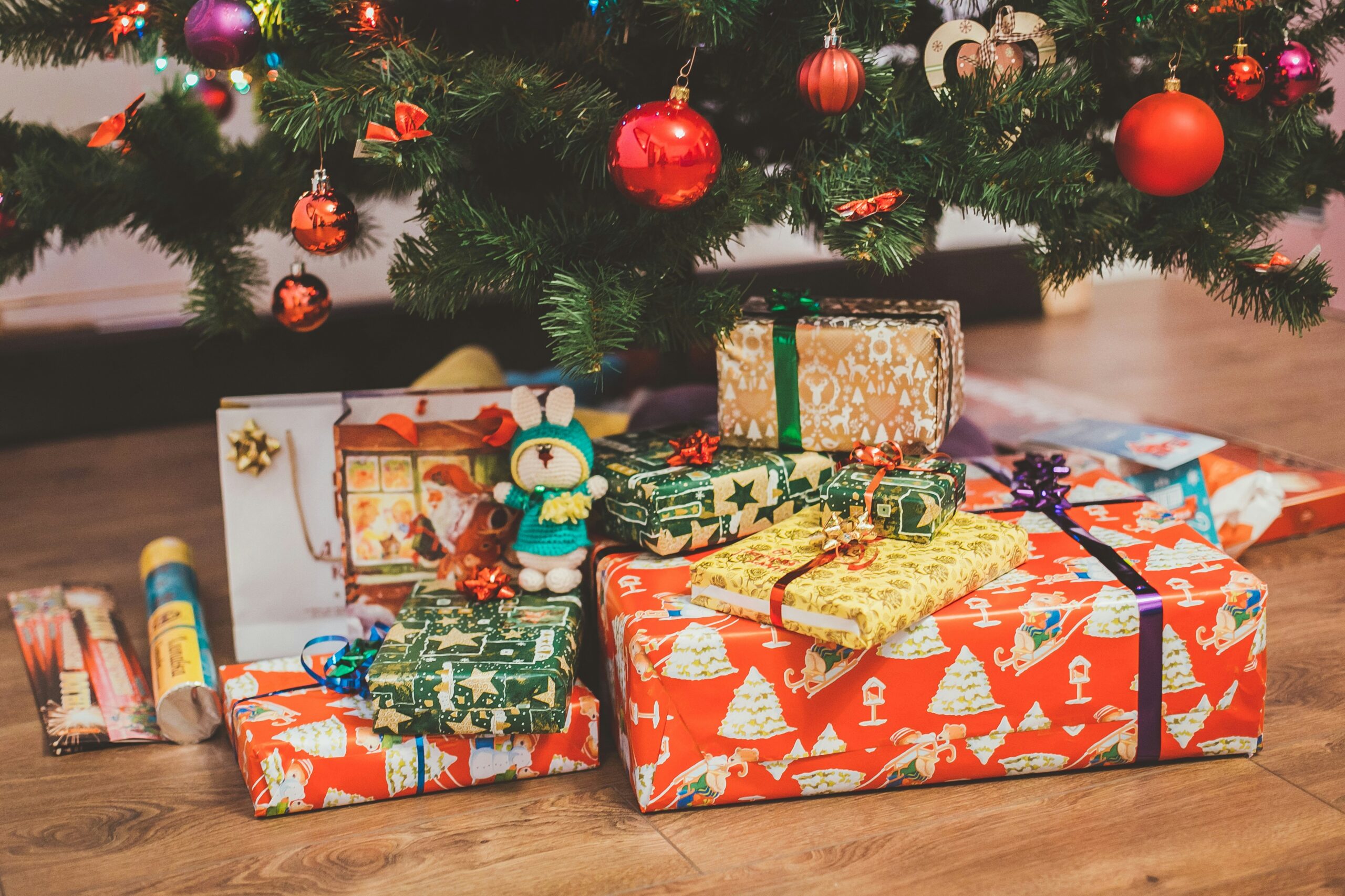 Weihnachten mit Kindern organisieren — Familie bereitet gemeinsam Geschenke und Weihnachtsdekoration vor