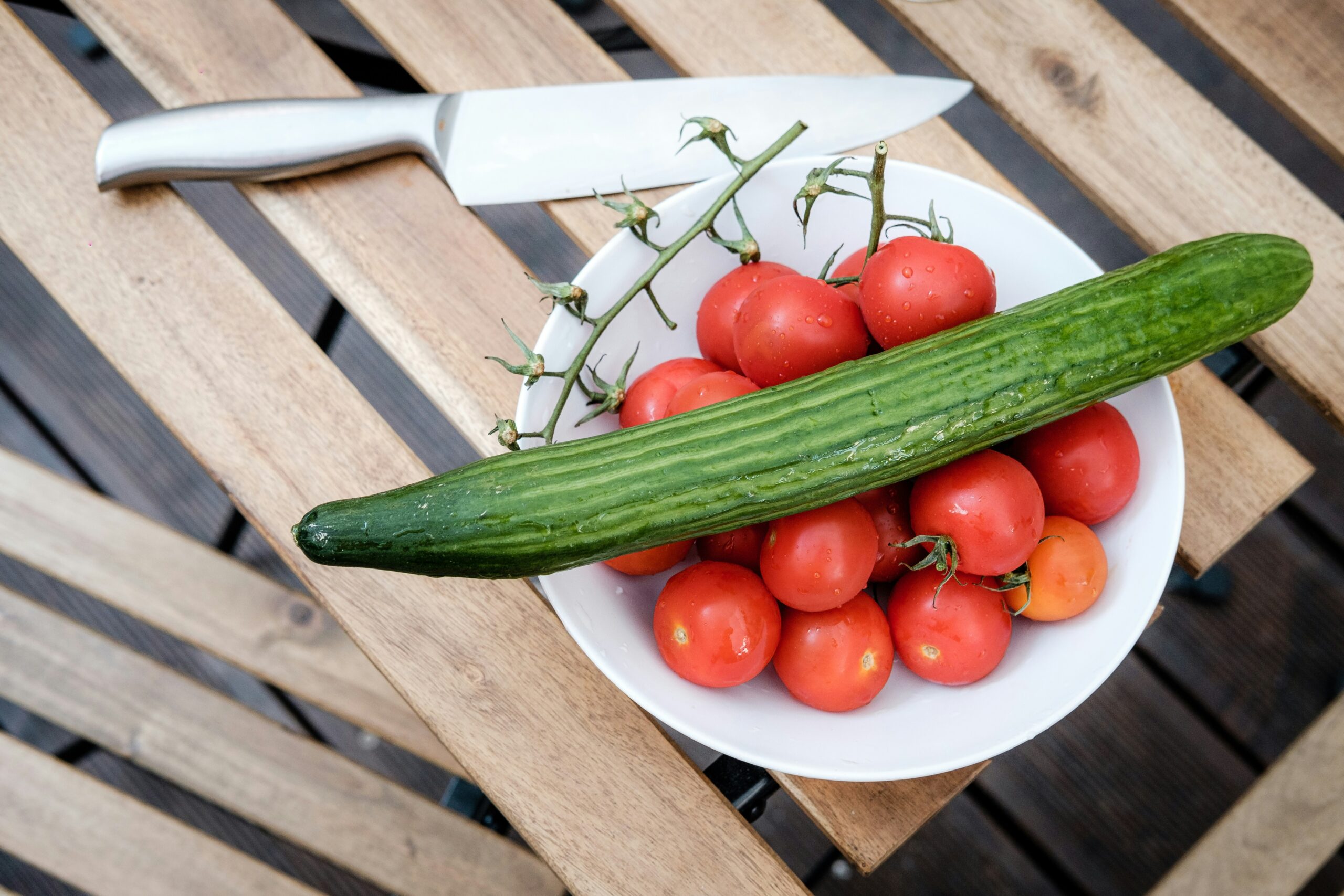 Abendessen für heiße Tage — frisches Sommergemüse auf Holztisch