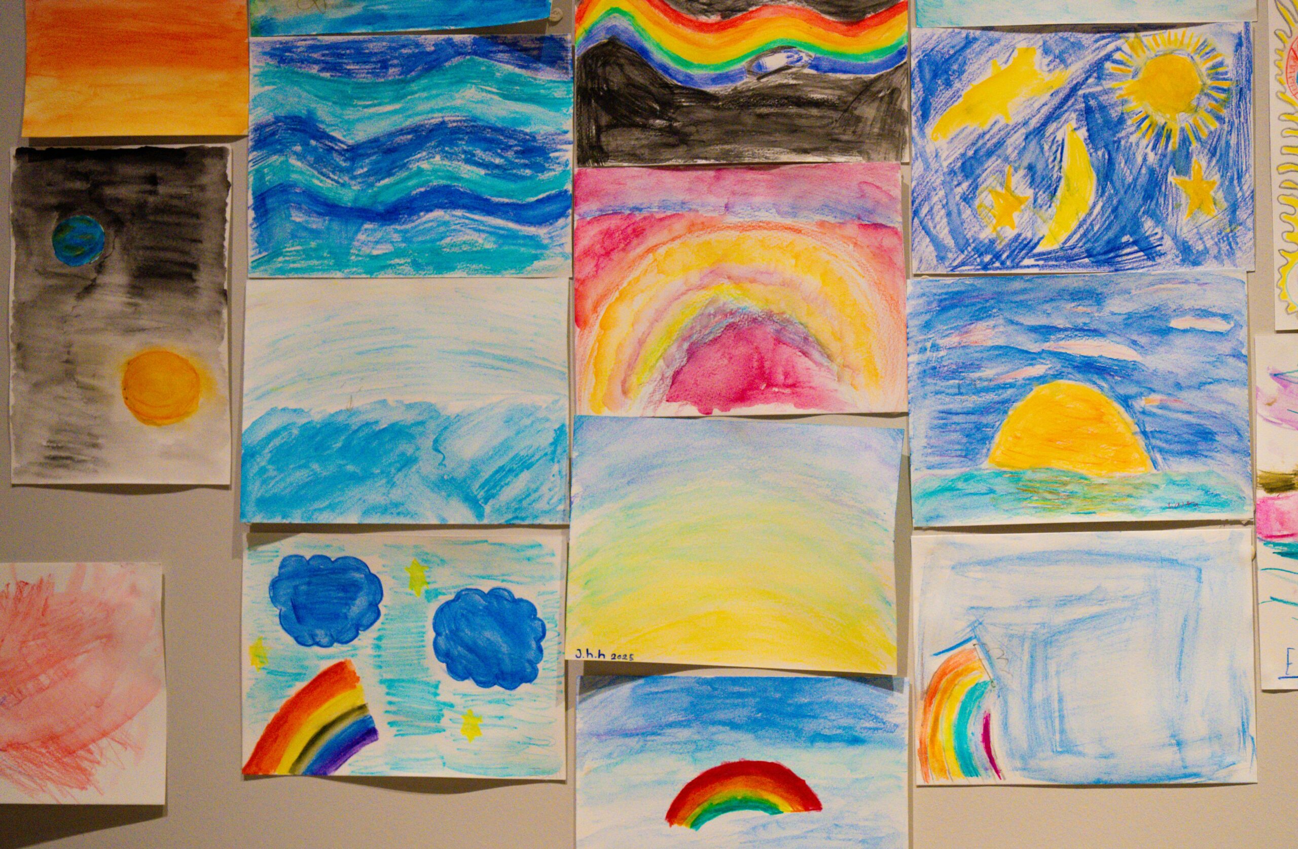 Gemalte Bilder von Grundschulkindern