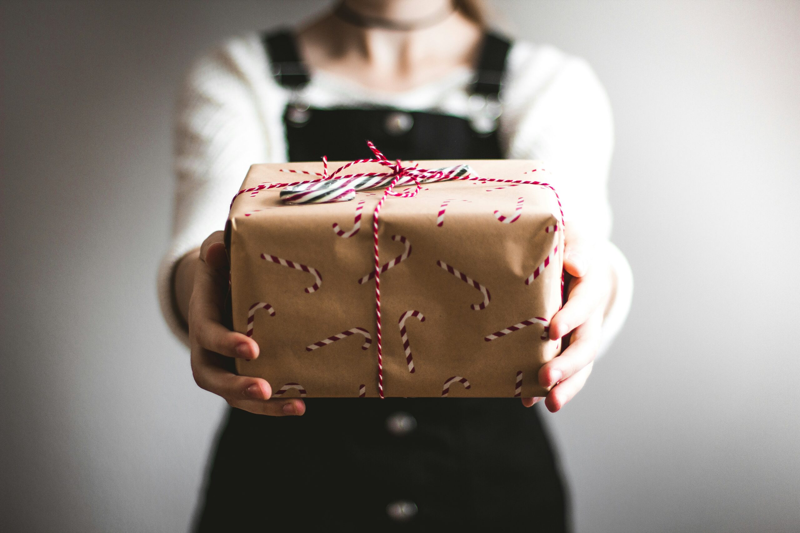 Weihnachten mit Kindern organisieren — wenige liebevoll verpackte Geschenke unter einem Weihnachtsbaum