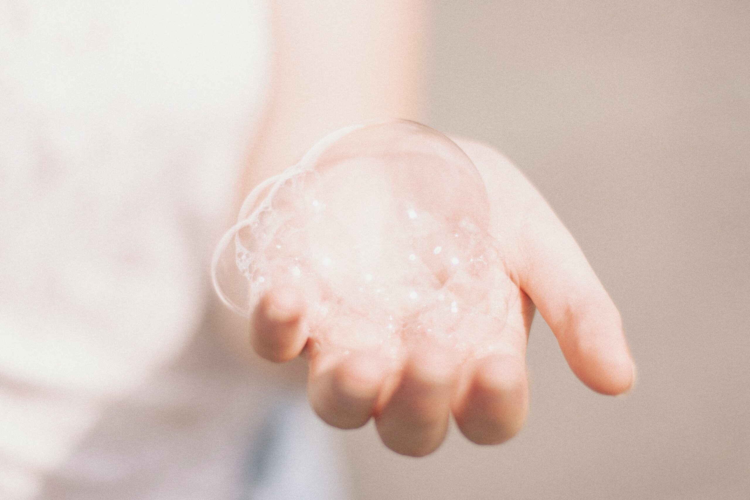 Wasserspiel für Kinder mit Bechern und verschiedenen Materialien