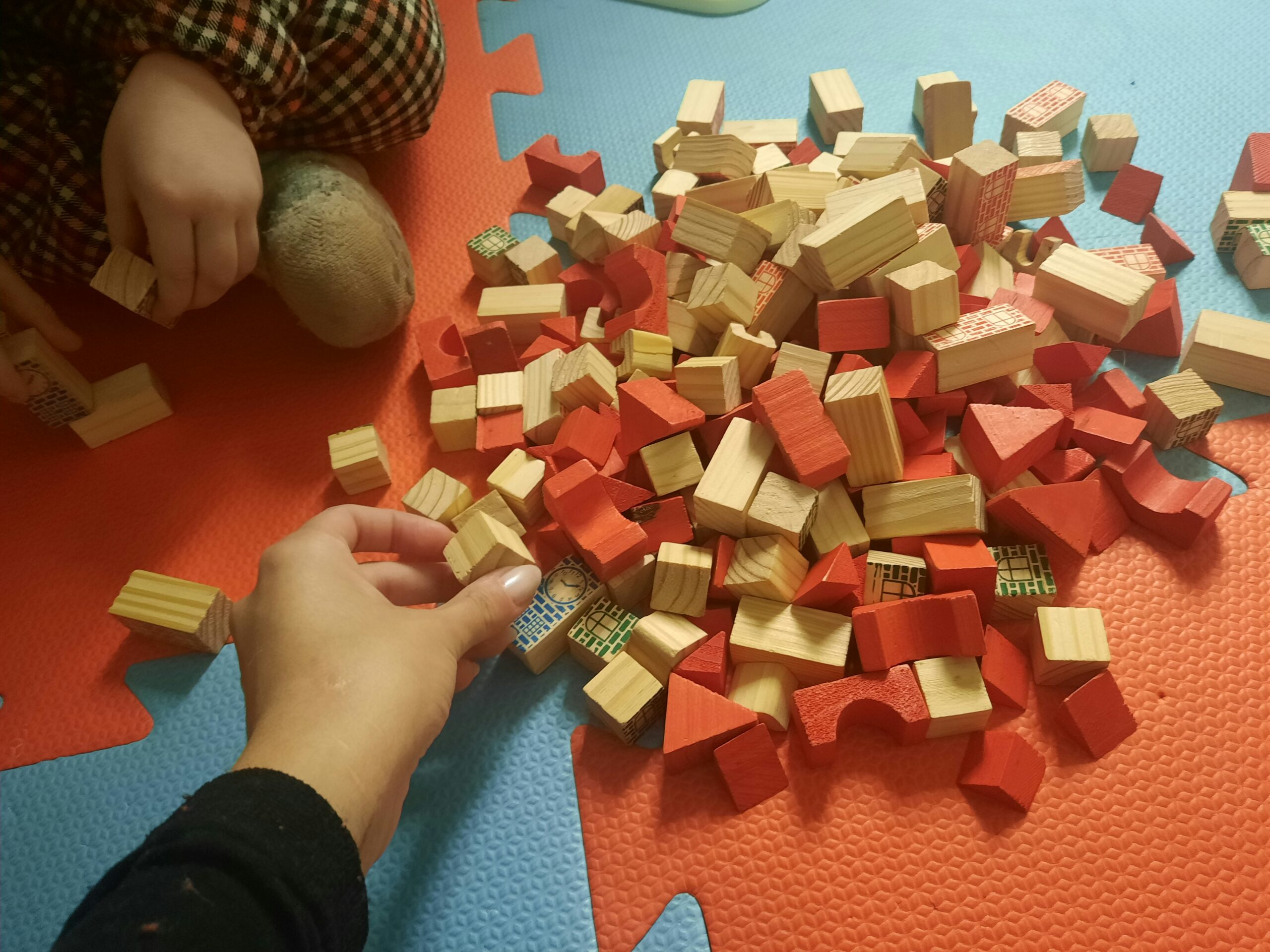 Kind baut mit Holzklötzen