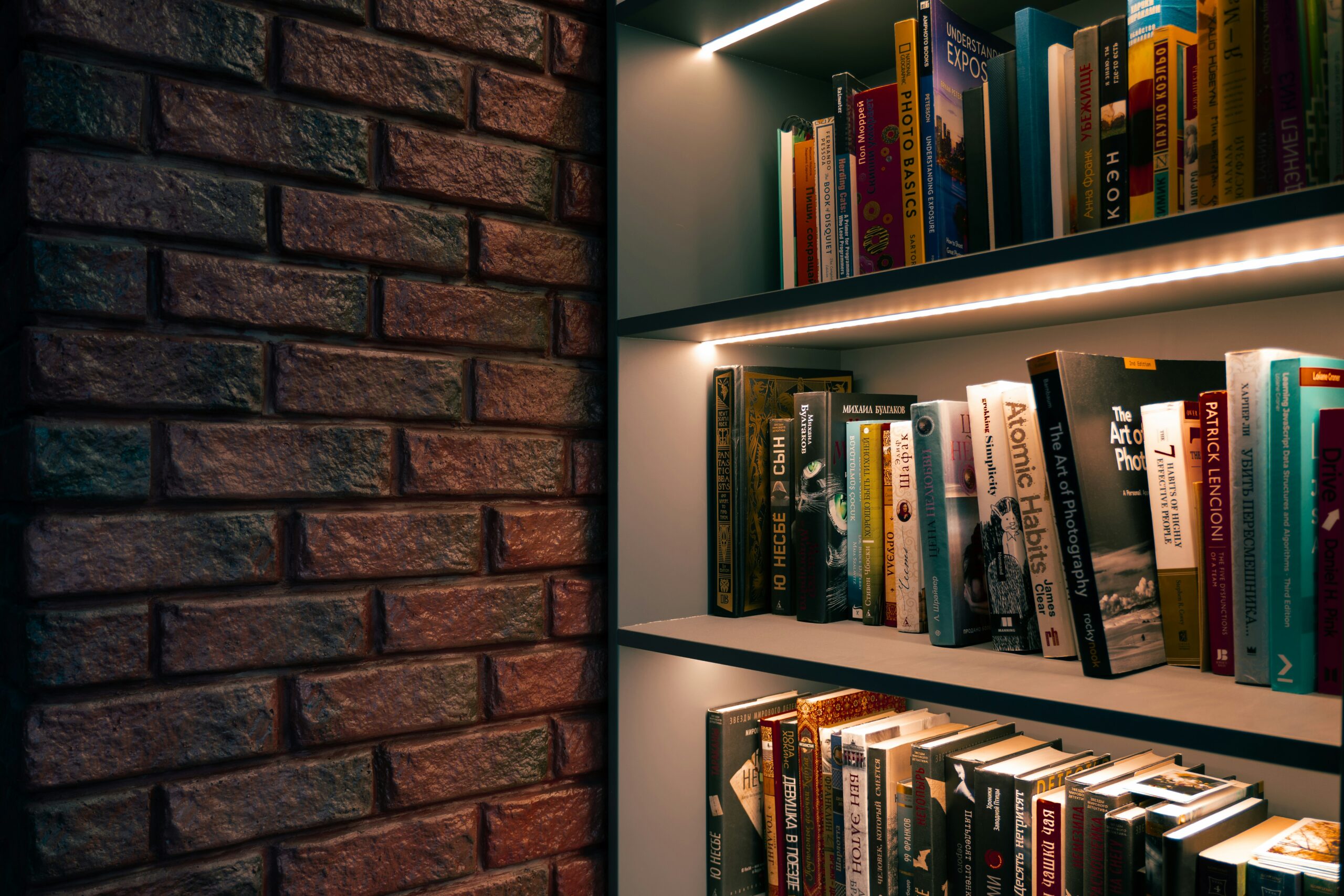 Beleuchtetes Bücherregal als gemütliche Leseecke auf kleinem Raum