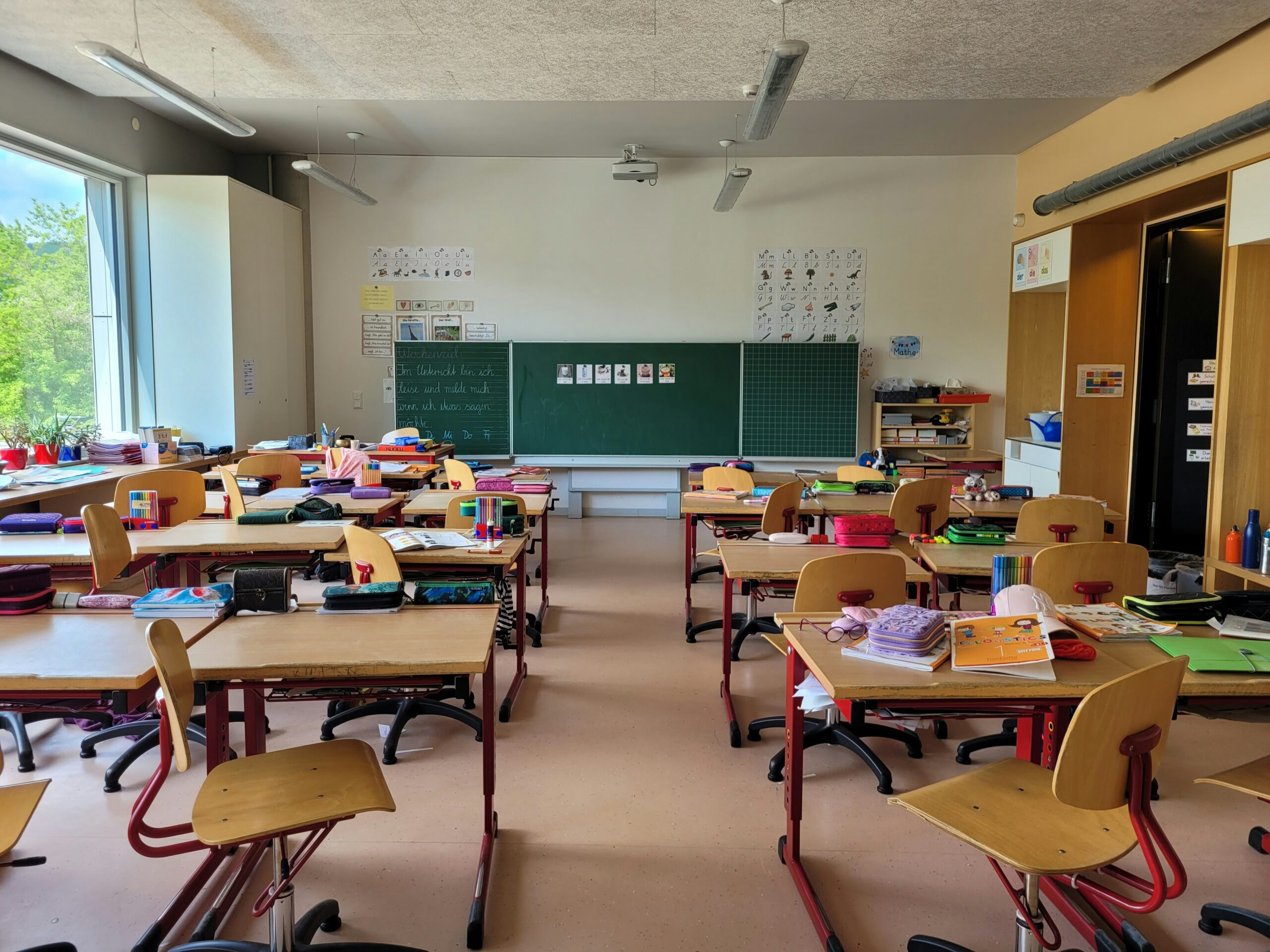 Kinder einer Grundschulklasse im Klassenzimmer