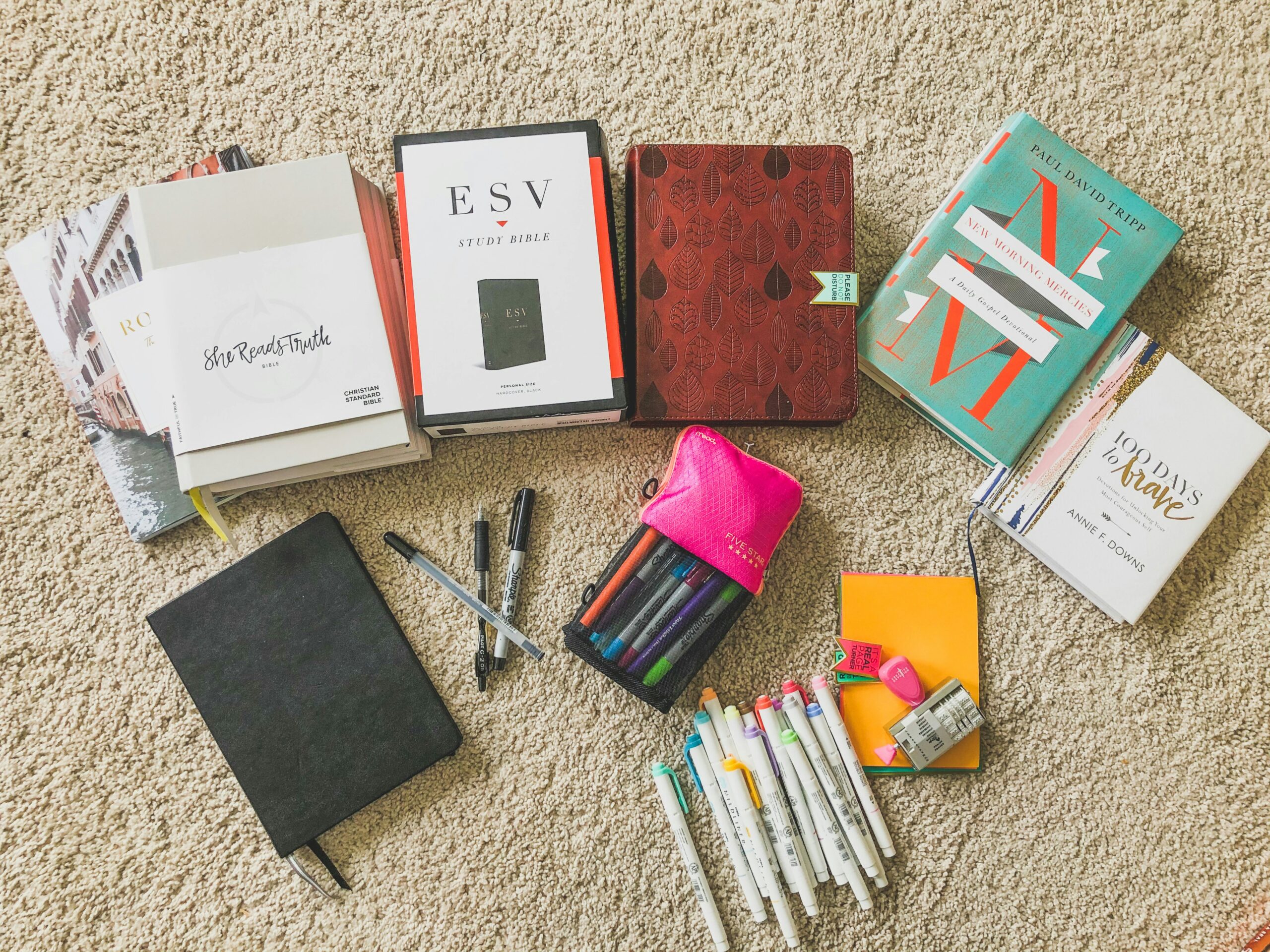 Journaling Materialien mit bunten Stiften, Papier und Washi Tape
