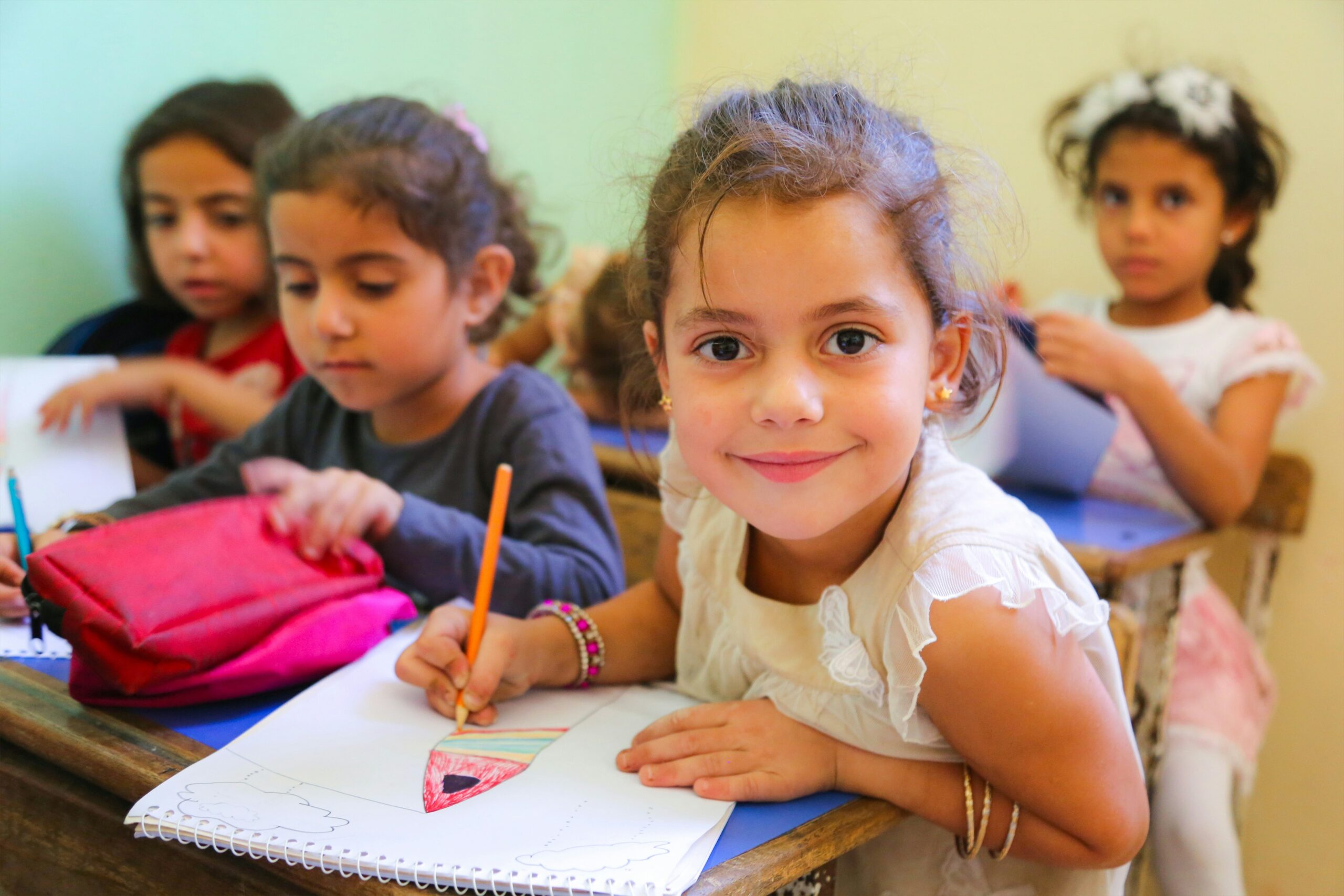 Grundschulkinder bei einer gemeinsamen Lernzeit im Klassenzimmer