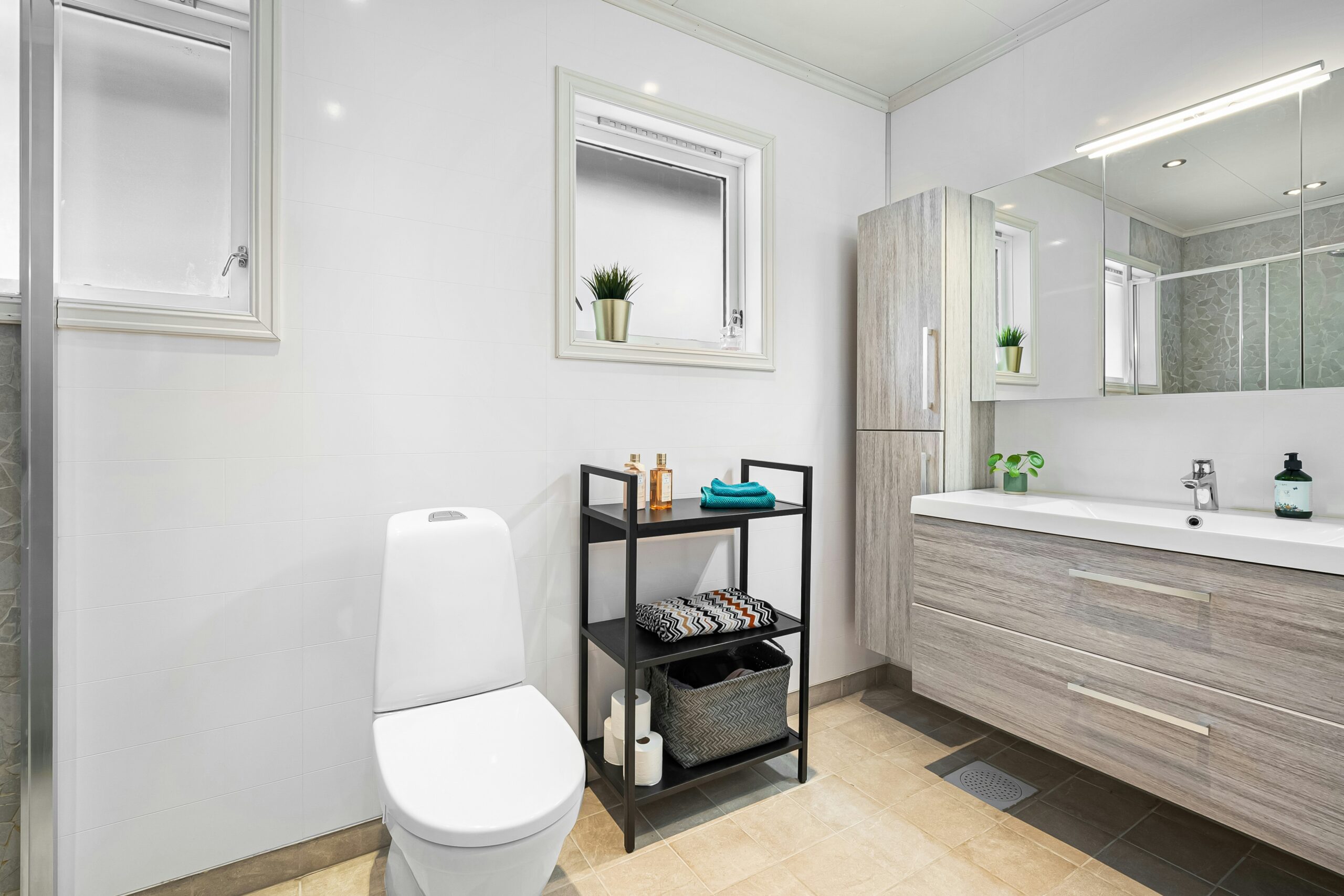 Stauraum im kleinen Badezimmer mit schmalem Rollwagen