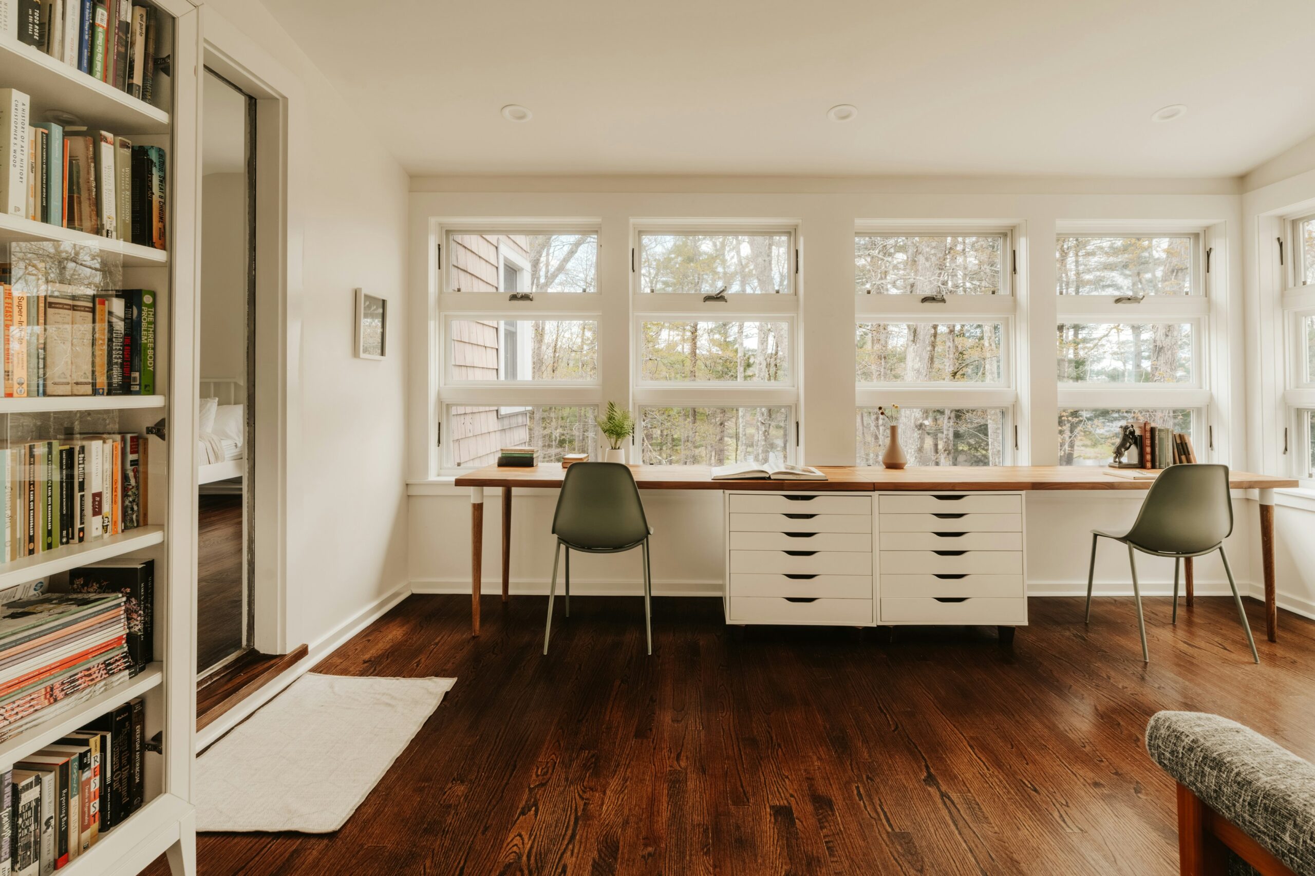 Aufgeräumter Arbeitsplatz mit praktischem Stauraum
