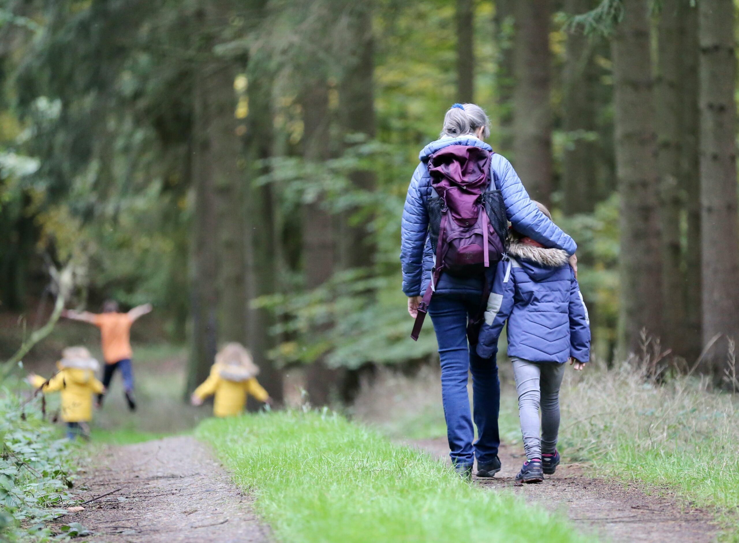 Bewegung im Alltag bei einem entspannten Spaziergang