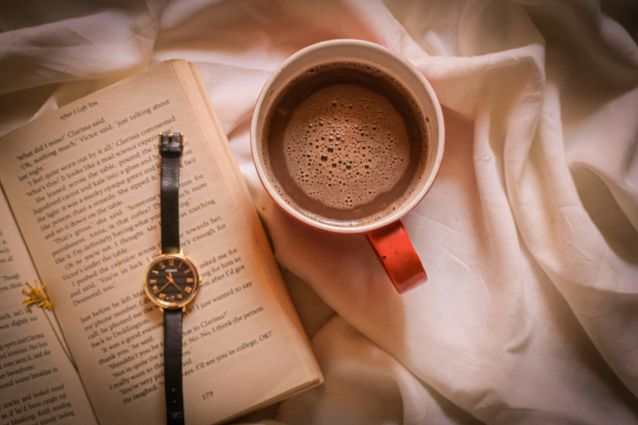 Ruhige Auszeit im Alltag mit Zeitschrift und einer Tasse Tee