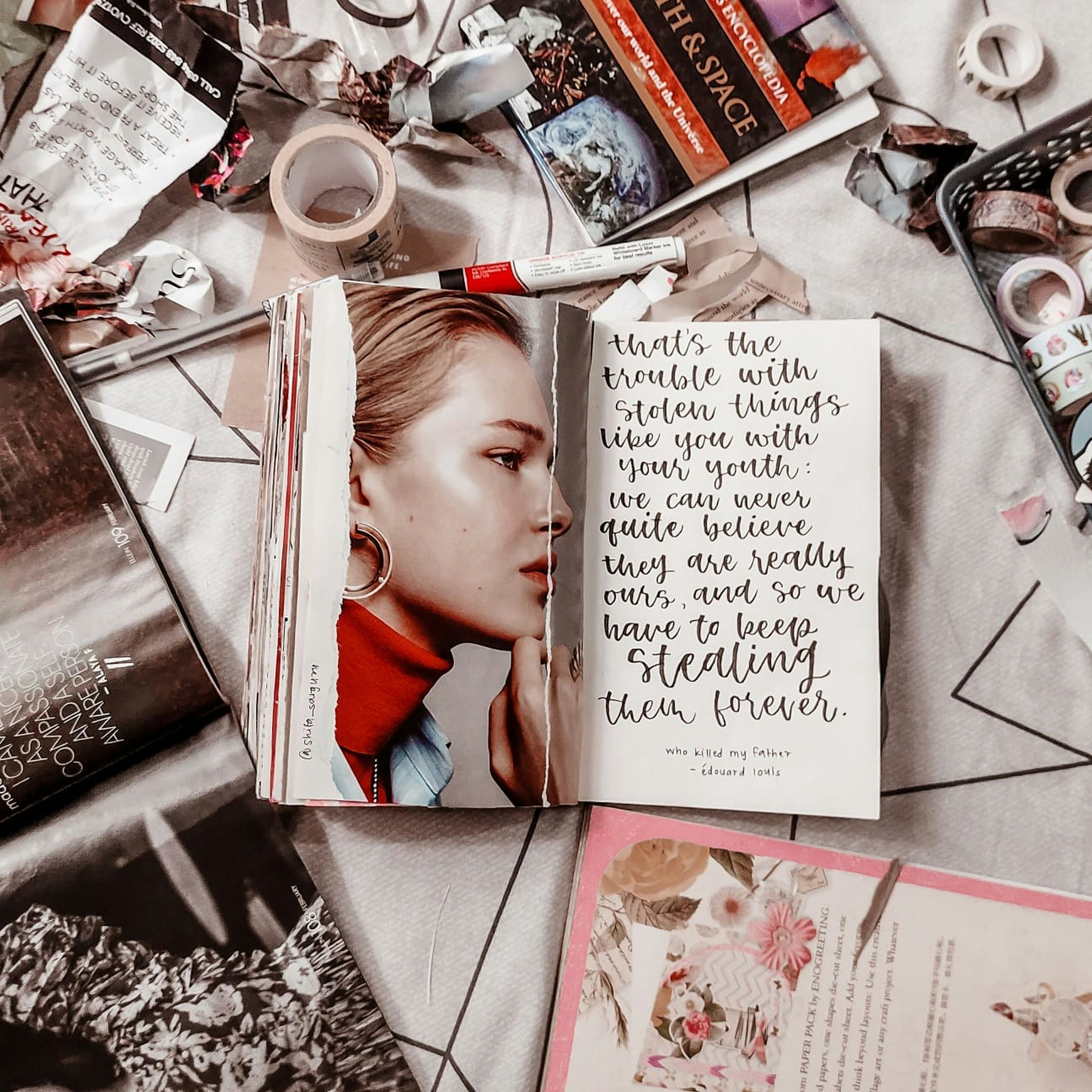 Junk Journal mit farbigem Papier, Washi Tape und Stickern